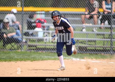 Danville, Usa. 24. April 2022. McKenzie Rae von der University of Connecticut läuft vom ersten bis zum zweiten Platz im letzten Spiel des National Club Softball Association (NCSA) New England Regional Tournament in Danville, Pennsylvania, am 24. April 2022. UConn besiegte Cornell 3-2, um das Turnier zu gewinnen. Beide Teams kommen zur NCSA World Series in Columbus, Georgia. (Foto von Paul Weaver/Sipa USA) Quelle: SIPA USA/Alamy Live News Stockfoto