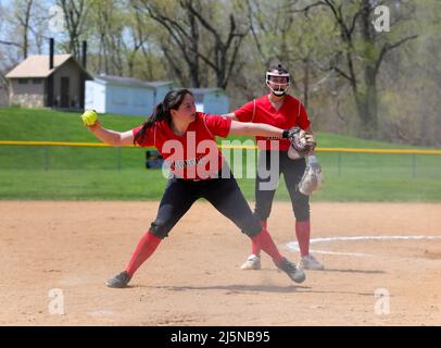 Danville, Usa. 24. April 2022. Cornell erster Baseman Paige Jacky Felder einen Ball in das Endspiel der National Club Softball Association (NCSA) New England Regional Tournament in Danville, Pennsylvania, am 24. April 2022. University of Connecticut besiegte Cornell 3-2, um das Turnier zu gewinnen. Beide Teams kommen zur NCSA World Series in Columbus, Georgia. (Foto von Paul Weaver/Sipa USA) Quelle: SIPA USA/Alamy Live News Stockfoto