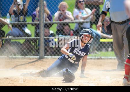 Danville, Usa. 24. April 2022. McKenzie Rae von der University of Connecticut lächelt, nachdem er über die Heimplatte glitten hatte, um im Endspiel des National Club Softball Association (NCSA) New England Regional Tournament am 24. April 2022 in Danville, Pennsylvania, den Siegerlauf gegen Cornell zu erzielen. UConn besiegte Cornell 3-2, um das Turnier zu gewinnen. Beide Teams kommen zur NCSA World Series in Columbus, Georgia. (Foto von Paul Weaver/Sipa USA) Quelle: SIPA USA/Alamy Live News Stockfoto