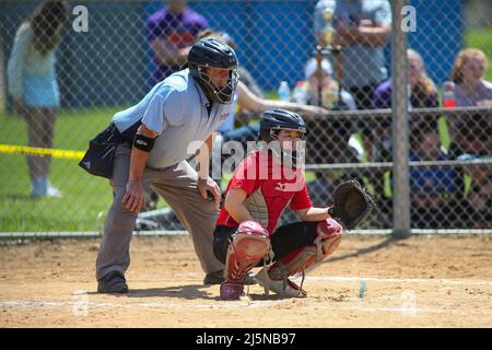 Danville, Usa. 24. April 2022. Cornell Catcher Sydney Liu setzt am 24. April 2022 im Finalspiel des National Club Softball Association (NCSA) New England Regional Tournament in Danville, Pennsylvania, ein Zeichen für den Pitcher. University of Connecticut besiegte Cornell 3-2, um das Turnier zu gewinnen. Beide Teams kommen zur NCSA World Series in Columbus, Georgia. (Foto von Paul Weaver/Sipa USA) Quelle: SIPA USA/Alamy Live News Stockfoto