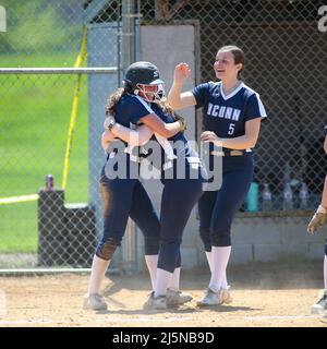 Danville, Usa. 24. April 2022. McKenzie Rae von der University of Connecticut wird von Teamkollegen gratuliert, nachdem sie am 24. April 2022 im Endspiel des National Club Softball Association (NCSA) New England Regional Tournament in Danville, Pennsylvania, den Siegerlauf gegen Cornell erzielt haben. UConn besiegte Cornell 3-2, um das Turnier zu gewinnen. Beide Teams kommen zur NCSA World Series in Columbus, Georgia. (Foto von Paul Weaver/Sipa USA) Quelle: SIPA USA/Alamy Live News Stockfoto