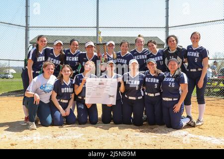 Danville, Usa. 24. April 2022. Die University of Connecticut Club Softball-Mannschaft posiert mit ihrer Trophäe, nachdem sie Cornell im Jahr 3-2 im letzten Spiel des National Club Softball Association (NCSA) New England Regional Tournament in Danville, Pennsylvania, am 24. April 2022 besiegt hat. UConn und Zweiter Cornell steigen in die NCSA World Series in Columbus, Georgia, ein. (Foto von Paul Weaver/Sipa USA) Quelle: SIPA USA/Alamy Live News Stockfoto