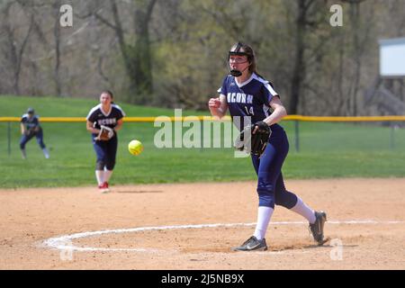 Danville, Usa. 24. April 2022. Die University of Connecticut besiegte Cornell im letzten Spiel des National Club Softball Association (NCSA) New England Regional Tournament in Danville, Pennsylvania, am 24. April 2022. UConn und Cornell nehmen an der NCSA World Series in Columbus, Georgia, Teil. (Foto von Paul Weaver/Sipa USA) Quelle: SIPA USA/Alamy Live News Stockfoto