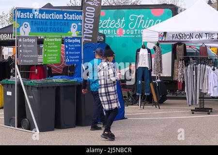Menschen, die während der Inlet Spring Regatta 2022 an einer Abfallreduktionsstation vorbeilaufen. Rocky Point Park, Port Moody, B. C., Kanada. Stockfoto