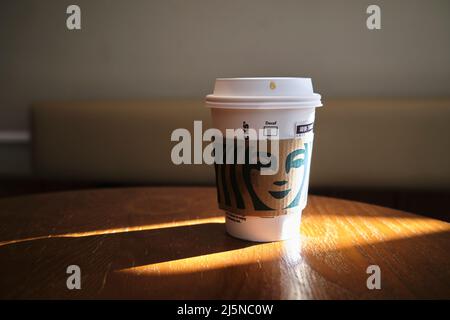 Starbucks Kaffeetasse auf dem Tisch Stockfoto