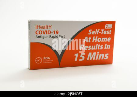 Ausschneiden zu Hause Selbsttest Covid-19-Virus-Test-Kit an US-Bürger auf Anfrage zur Verfügung gestellt. Stockfoto