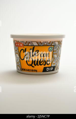 Plastikbehälter von Chile con Queso Dip für Snacks und Vorspeisen mit Chips Chips isoliert auf weißem Hintergrund verwendet Stockfoto