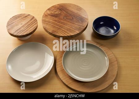 Eine Sammlung von Tellern, Schüsseln und hölzernen Utensilien in einer Komposition Stockfoto