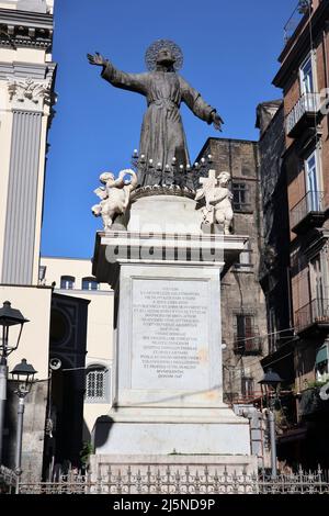 Napoli - Statua di San Gaetano in der Via dei Tribunali Stockfoto