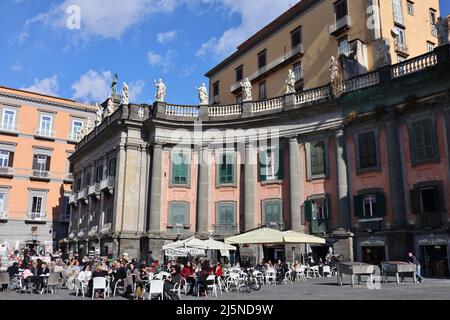 Napoli – Bar all'aperto auf der Piazza Dante Stockfoto