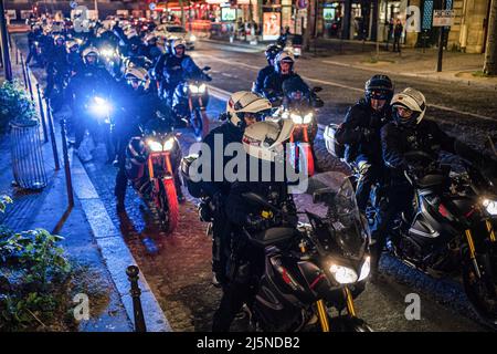 Paris, Frankreich. 24. April 2022. Polizisten sahen nach den Wahlen Patrouillen auf Motorrädern. Wahltag in Frankreich, um den Präsidenten der Regierung zwischen Emmanuel Macron und Mariane Le PEN zu wählen. Präsident Macron gewann schließlich die Wiederwahl. In Châtelet, Paris, versammelten sich Hunderte von Menschen, die von jungen Studenten und antifazistischen Gruppen gerufen wurden, um gegen das französische politische System zu demonstrieren.die Demonstration endete mit Unruhen und hohen Polizeieinsatzes. Kredit: SOPA Images Limited/Alamy Live Nachrichten Stockfoto