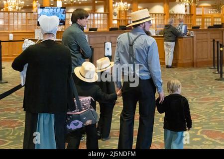 Familie Amish in der Lobby des Shady Maple Smorgasbord in Lancaster County, PA, dem größten Smorgasbord der Vereinigten Staaten. Stockfoto