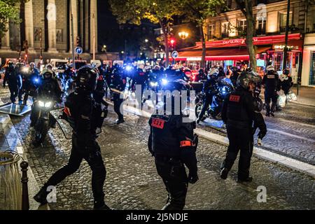 Paris, Frankreich. 24. April 2022. Polizisten sahen während der Demonstration Patrouillen auf der Straße. Wahltag in Frankreich, um den Präsidenten der Regierung zwischen Emmanuel Macron und Mariane Le PEN zu wählen. Präsident Macron gewann schließlich die Wiederwahl. In Châtelet, Paris, versammelten sich Hunderte von Menschen, die von jungen Studenten und antifazistischen Gruppen gerufen wurden, um gegen das französische politische System zu demonstrieren.die Demonstration endete mit Unruhen und hohen Polizeieinsatzes. (Foto von Diego Radames/SOPA Images/Sipa USA) Quelle: SIPA USA/Alamy Live News Stockfoto