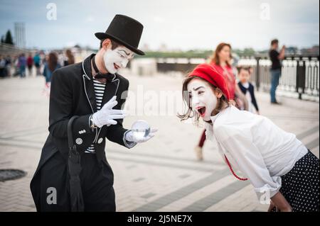 MIME auf der Straße wartet auf sein Treffen mit seinem Geliebten Stockfoto