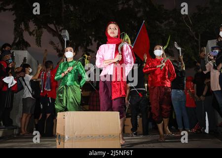 Bangkok, Thailand. 24. April 2022. 24. Juni die Demokratiegruppe führt eine Theateraufführung mit der Liebe zu Idealen auf, bei der ehemalige Verbrecher 112 und politische Gefangene an der Aufführung teilnehmen, Mit Liedern, die Wat Wanlayangkoon während der Aktivitäten geschrieben hat, diskutiert der Inhalt den Bau von Städten durch Arbeiter niederer Klassen für die Monarchie. Nach der Show sagte der Hauptdarsteller, dass in der Show ein Schauspieler fehlt, da Kaution wegen dieser Hauptanklagen abgesagt wurde. (Artikel 112 des Strafrechts) (Bild: © Adirach Toumlamoon/Pacific Press via ZUMA Press Wire) Stockfoto