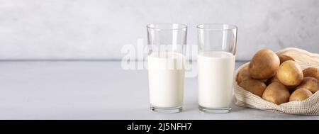 Milchfreies Kartoffelgetränk in Gläsern. Pflanzliche Alternativmilch Stockfoto