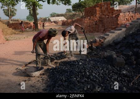 Santiniketan, Westbengalen, Indien. 24. April 2022. Im Bericht heißt es, dass es in ganz Indien 50 Tausend Ziegelöfen gibt. Im Durchschnitt arbeiten in jedem Ofen 150 Arbeiter. In der Ziegelofenindustrie, das Formen und Brennen von Ziegelsteinen aus Ton. Meist männlich, aber auch ein bedeutender Mitarbeiter von Frauen und Kindern. Ziegelöfen befinden sich in kleinen Produktionseinheiten außerhalb des Stadtgebiets. Die Arbeiter sind überwiegend Wanderarbeiter und die Arbeit ist saisonal. (Bild: © Samiran Nandy/Pacific Press via ZUMA Press Wire) Stockfoto