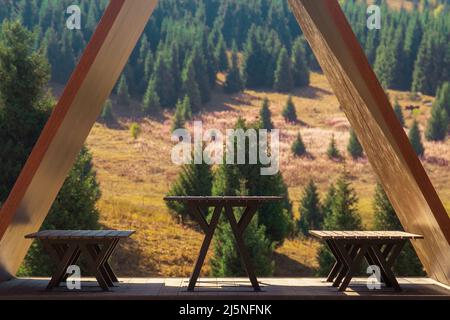 Ein ausgestatteter Platz unter einem Dach in der Natur in den Bergen für einen komfortablen Campingplatz. Stockfoto