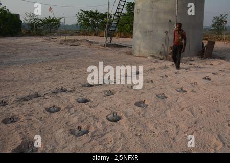 Santiniketan, Westbengalen, Indien. 24. April 2022. Im Bericht heißt es, dass es in ganz Indien 50 Tausend Ziegelöfen gibt. Im Durchschnitt arbeiten in jedem Ofen 150 Arbeiter. In der Ziegelofenindustrie, das Formen und Brennen von Ziegelsteinen aus Ton. Meist männlich, aber auch ein bedeutender Mitarbeiter von Frauen und Kindern. Ziegelöfen befinden sich in kleinen Produktionseinheiten außerhalb des Stadtgebiets. Die Arbeiter sind überwiegend Wanderarbeiter und die Arbeit ist saisonal. (Bild: © Samiran Nandy/Pacific Press via ZUMA Press Wire) Stockfoto