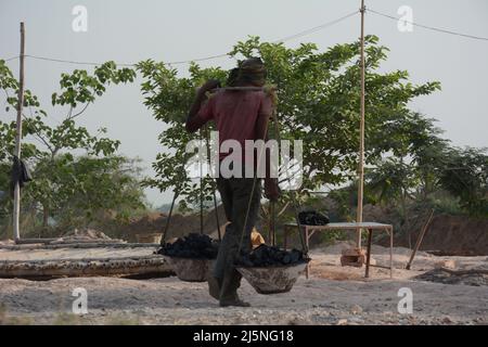 Santiniketan, Westbengalen, Indien. 24. April 2022. Im Bericht heißt es, dass es in ganz Indien 50 Tausend Ziegelöfen gibt. Im Durchschnitt arbeiten in jedem Ofen 150 Arbeiter. In der Ziegelofenindustrie, das Formen und Brennen von Ziegelsteinen aus Ton. Meist männlich, aber auch ein bedeutender Mitarbeiter von Frauen und Kindern. Ziegelöfen befinden sich in kleinen Produktionseinheiten außerhalb des Stadtgebiets. Die Arbeiter sind überwiegend Wanderarbeiter und die Arbeit ist saisonal. (Bild: © Samiran Nandy/Pacific Press via ZUMA Press Wire) Stockfoto