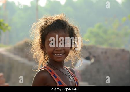 Santiniketan, Westbengalen, Indien. 24. April 2022. Im Bericht heißt es, dass es in ganz Indien 50 Tausend Ziegelöfen gibt. Im Durchschnitt arbeiten in jedem Ofen 150 Arbeiter. In der Ziegelofenindustrie, das Formen und Brennen von Ziegelsteinen aus Ton. Meist männlich, aber auch ein bedeutender Mitarbeiter von Frauen und Kindern. Ziegelöfen befinden sich in kleinen Produktionseinheiten außerhalb des Stadtgebiets. Die Arbeiter sind überwiegend Wanderarbeiter und die Arbeit ist saisonal. (Bild: © Samiran Nandy/Pacific Press via ZUMA Press Wire) Stockfoto