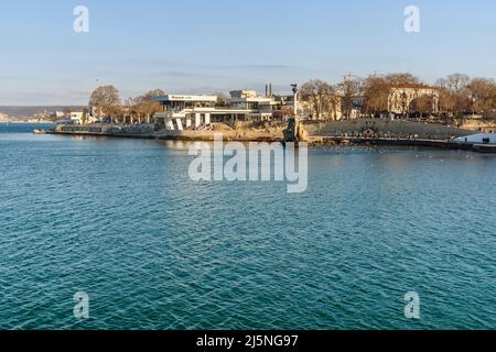 Sewastopol, Krim - 14. März 2021: Blick auf das Kornilowufer im Frühjahr Stockfoto