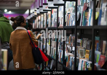 Bogota, Kolumbien. 24. April 2022. Buchkäufer sehen die neuesten Ausgaben ihrer bevorzugten literarischen Genres am ersten Sonntag der Internationalen Buchmesse „FILBO“ in Bogota, Kolumbien, am 24. April 2022. Foto: Chepa Beltran/Long Visual Press Kredit: Long Visual Press/Alamy Live News Stockfoto