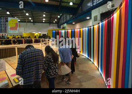 Bogota, Kolumbien. 24. April 2022. Messebesucher sehen südkoreanische Bücher am ersten sonntag der Internationalen Buchmesse „FILBO“ in Bogota, Kolumbien, am 24. April 2022 an einem runden Tisch. Südkorea war 2022 Ehrengast der Messe. Foto: Chepa Beltran/Long Visual Press Kredit: Long Visual Press/Alamy Live News Stockfoto