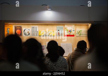 Bogota, Kolumbien. 24. April 2022. Buchkäufer sehen die neuesten Ausgaben ihrer bevorzugten literarischen Genres am ersten Sonntag der Internationalen Buchmesse „FILBO“ in Bogota, Kolumbien, am 24. April 2022. Foto: Chepa Beltran/Long Visual Press Kredit: Long Visual Press/Alamy Live News Stockfoto