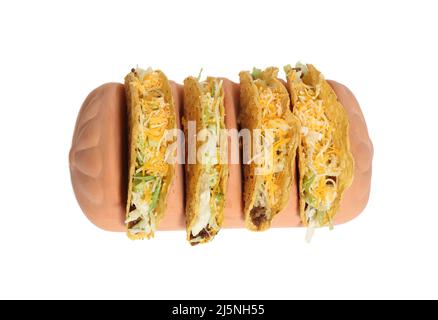 Terrakotta-Taco-Halter mit vier Crunchy Tacos auf weißem Hintergrund Stockfoto