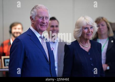 Datei-Foto vom 30/03/22 des Prinzen von Wales und der Herzogin von Cornwall, die im Vorwort eines neuen Platinum Jubilee Cookbook geschrieben haben, das das Brotbrechen mit Menschen aus der ganzen Welt feiern wird. Das Kochbuch wird 70 Rezepte britischer Botschaften und hoher Kommissionen präsentieren, darunter spanische Marmelade der Botschaft von Madrid und grünes Fischurury der Islamabad High Commission. Ausgabedatum: Montag, 25. April 2022. Stockfoto