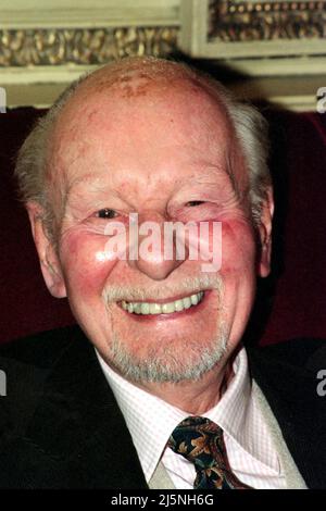 Aktenfoto vom 02/11/94 von Sir John Gielgud. In der Westminster Abbey wurde ein Gedenkstein zu Ehren des verstorbenen Schauspielers enthüllt. Ausgabedatum: Montag, 25. April 2022. Stockfoto