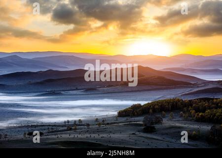 Wunderschöne Naturlandschaft im Ulan Butong Grasland, Innere Mongolei, China. Berge und Wolken Naturlandschaft bei Sonnenaufgang. Stockfoto