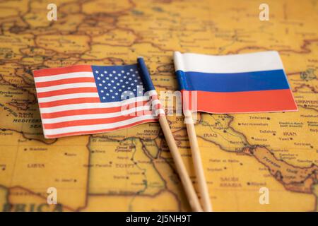 Bangkok, Thailand - 1. Februar 2022 Russland und USA Amerika Flagge auf vintage Weltkarte Hintergrund. Stockfoto