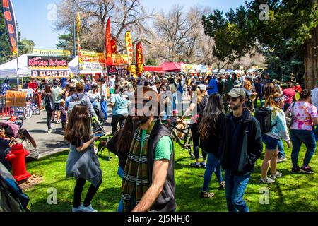 Reno, Usa. 24. April 2022. Menschenmenge bei einem Earth Day Event. An einem Frühlingstag finden in einem öffentlichen Park Feierlichkeiten zum Erdtag statt. Kredit: SOPA Images Limited/Alamy Live Nachrichten Stockfoto