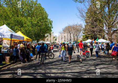 Reno, Usa. 24. April 2022. Menschenmenge bei einem Earth Day Event. An einem Frühlingstag finden in einem öffentlichen Park Feierlichkeiten zum Erdtag statt. Kredit: SOPA Images Limited/Alamy Live Nachrichten Stockfoto