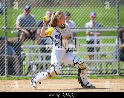 Danville, Usa. 24. April 2022. Catcher der University of Delaware Meredith Fiero wird am 24. April 2022 in einem Spiel gegen Penn State im North Atlantic Regional Tournament der National Club Softball Association (NCSA) in Danville, Pennsylvania, Dritter. Delaware gewann das Turnier und erhielt zusammen mit dem Vizemeister Penn State einen Liegeplatz in der NCSA World Series in Colmbus, Georgia. (Foto von Paul Weaver/Sipa USA) Quelle: SIPA USA/Alamy Live News Stockfoto