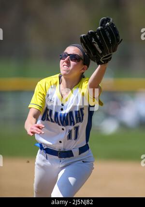 Danville, Usa. 24. April 2022. Der zweite Baseman der University of Delaware Erin Jennings versucht am 24. April 2022 im ersten Inning gegen Penn State im North Atlantic Regional Tournament der National Club Softball Association (NCSA) in Danville, Pennsylvania, einen Foul Ball zu fangen. Delaware gewann das Turnier und erhielt zusammen mit dem Vizemeister Penn State einen Liegeplatz in der NCSA World Series in Colmbus, Georgia. (Foto von Paul Weaver/Sipa USA) Quelle: SIPA USA/Alamy Live News Stockfoto