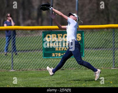 Danville, Usa. 24. April 2022. Penn State Linkfielder Brooke Woodward macht beim North Atlantic Regional Tournament der National Club Softball Association (NCSA) in Danville, Pennsylvania, am 24. April 2022 einen Lauffang in einem Spiel gegen die University of Delaware. Delaware gewann das Turnier und erhielt zusammen mit dem Vizemeister Penn State einen Liegeplatz in der NCSA World Series in Colmbus, Georgia. (Foto von Paul Weaver/Sipa USA) Quelle: SIPA USA/Alamy Live News Stockfoto