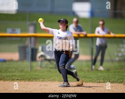 Danville, Usa. 24. April 2022. Marah Sisonick, Shortstop des Penn State, wirft am 24. April 2022 in einem Spiel gegen die University of Delaware im North Atlantic Regional Tournament der National Club Softball Association (NCSA) in Danville, Pennsylvania, die erste Basis. Delaware gewann das Turnier und erhielt zusammen mit dem Vizemeister Penn State einen Liegeplatz in der NCSA World Series in Colmbus, Georgia. (Foto von Paul Weaver/Sipa USA) Quelle: SIPA USA/Alamy Live News Stockfoto