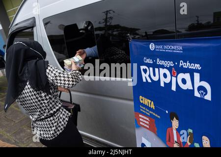 Kendari, Süd-Ost Sulawesi, Indonesien. 25. April 2022. Der Prozess der Wechselgeldtransaktionen über ein Wechselauto um die Bank Indonesia in Kendari, Montag (25/4/2022). Die Bank Indonesia stellt vor Eid al-Fitr mobile Wechselautos zur Verfügung, um den Bedarf der Gemeinde an geringem nominalem Geld zu decken, das später als Hari Raya Allowance an Verwandte verteilt wird (Foto: © Andry Denisah/ZUMA Pressdraht) Stockfoto