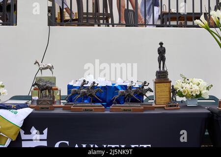 Wellington, Usa. 24. April 2022. Trophäe der U.S. Open Polo Championship 2022 auf dem Tisch platziert, Finale im International Polo Club Palm Beach, Florida. Endergebnis: 11-6. Sieger: Pilot Polo. Kredit: SOPA Images Limited/Alamy Live Nachrichten Stockfoto