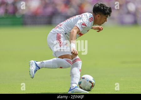 Orlando, FL: Der Mittelfeldspieler Omir Fernandez (21) von New York Red Bulls erhält einen Pass und dreht und dribbelt während eines MLS-Spiels gegen den Orlando City, We Stockfoto