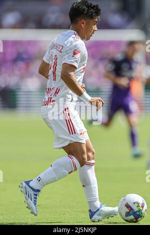 Orlando, FL: Der Mittelfeldspieler Omir Fernandez (21) von New York Red Bulls dribbelt den Ball während eines MLS-Spiels gegen Orlando City am Sonntag über den Platz Stockfoto