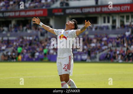 Orlando, FL: Der Mittelfeldspieler Omir Fernandez (21) von New York Red Bulls schaut frustriert auf, nachdem sein Torschuss während eines MLS-Spiels die Zielmarke verfehlt hat Stockfoto