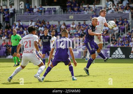 Orlando, FL: Orlando City Verteidiger Robin Jansson (6) und New York Red Bulls Mittelfeldspieler Aaron Long (33) wetteifern während eines MLS-Spiels, Sun, um den losen Ball Stockfoto