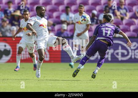 Orlando, FL: Der New Yorker Red Bulls-Mittelfeldspieler Wikelman Carmona (19) spielt den Ball, während er von Facundo Torres (17) du, einem Orlando City-Stürmer, unter Druck gesetzt wird Stockfoto