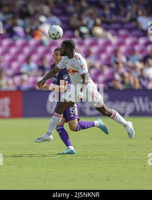 Orlando, FL: New York Red Bulls Mittelfeldspieler Dru Yearwood (16) führt den Ball während eines MLS-Spiels gegen die Orlando City am Sonntag, den 24. April 2022, bei E an Stockfoto