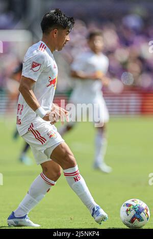 Orlando, FL: Der New Yorker Red Bulls Mittelfeldspieler Omir Fernandez (21) spielt am Sonntag, den 24. April 2022, bei einem MLS-Spiel gegen die Orlando City Stockfoto