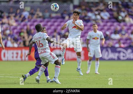 Orlando, FL: Der New Yorker Red Bulls-Mittelfeldspieler Frankie Amaya (8) steht während eines MLS-Spiels gegen den Orlando CI vor dem Mittelfeldspieler Dru Yearwood (16) Stockfoto